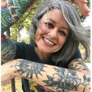 58-year-old woman responds to those who criticize her for her tattoos and youthful style 58-year-old woman responds to those who criticize her for her tattoos and youthful style