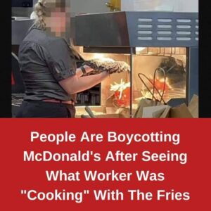 People Are Boycotting McDonald’s After Seeing What Worker Was “Cooking” With The Fries People Are Boycotting McDonald’s After Seeing What Worker Was “Cooking” With The Fries