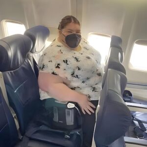 Woman tries to take her seat on a plane – but she refuses, and what happens next has the internet is divided Woman tries to take her seat on a plane – but she refuses, and what happens next has the internet is divided