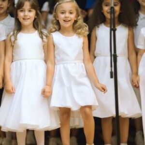 Video of adorable little girl stealing the spotlight on stage goes viral Video of adorable little girl stealing the spotlight on stage goes viral